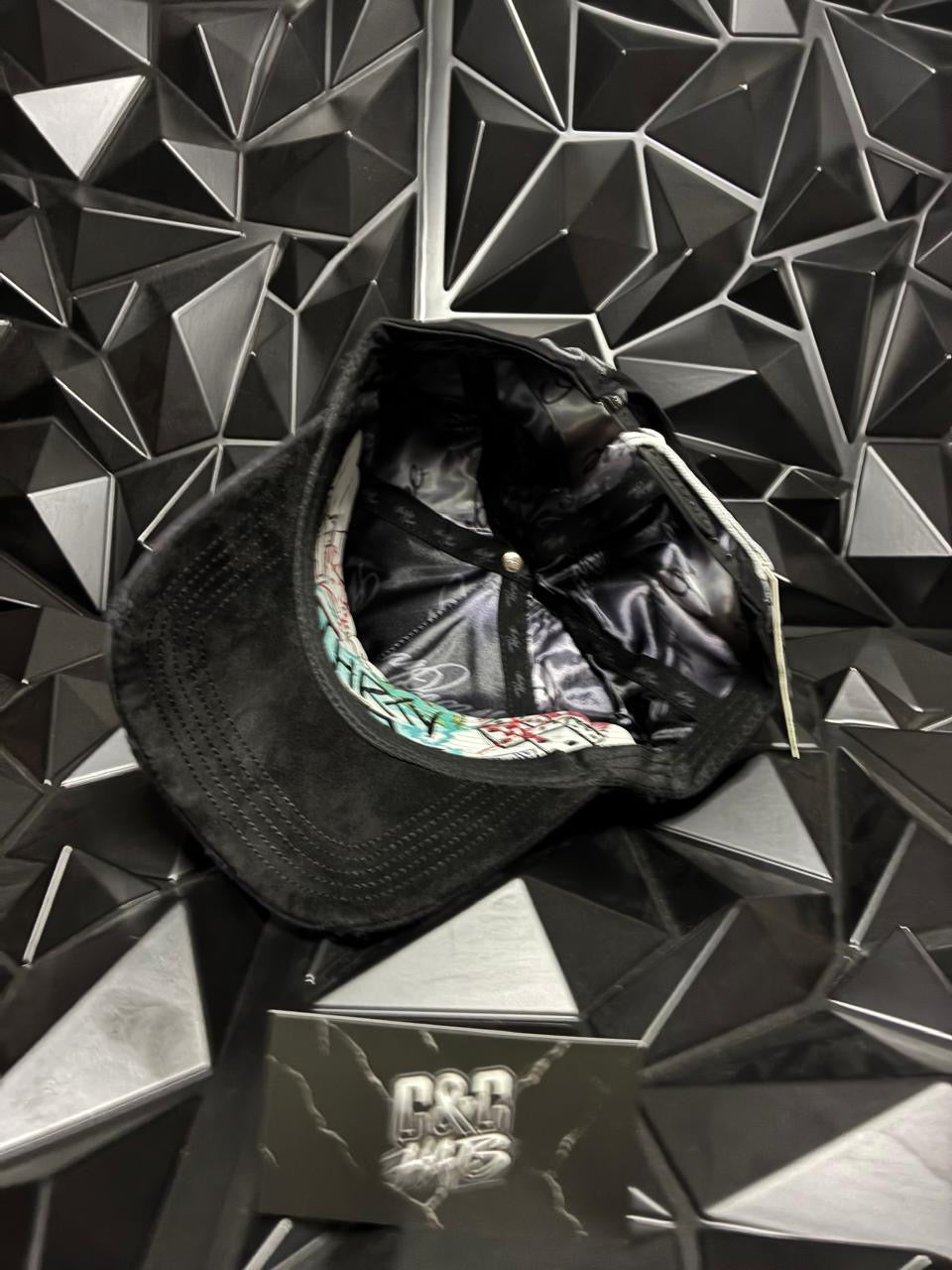 31 HATS - FADE TO BLACK